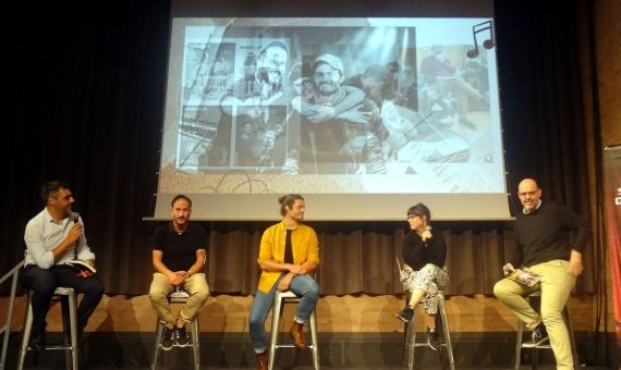 Jofre Llombart, Jordi Basté y Els Catarres durante la presentación del libro 'Els Catarres X' / LAIA GARRIGA