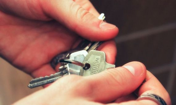 Un inquilino obtiene las llaves de un piso de alquiler / PIXABAY