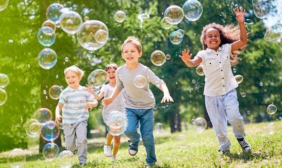 Actividades de ocio de calidad para que niños y jóvenes disfruten del verano / Shutterstock