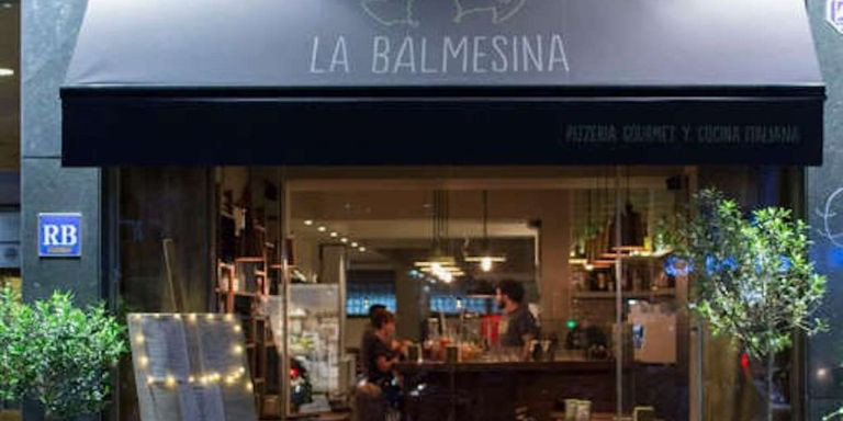 Entrada de la pizzeria La Balmesina, que figura en el Top 50 de las mejores a nivel europeo / LA BALMESINA