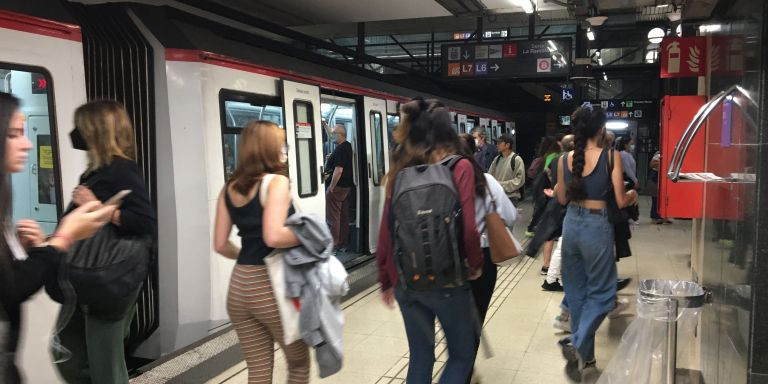 Viajeros en la L1 del metro de Barcelona / RP - METRÓPOLI