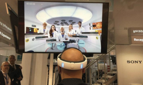 Demostración con unas gafas de realidad aumentada en Medica 2017, en Dusseldorf / AIS CHANNEL