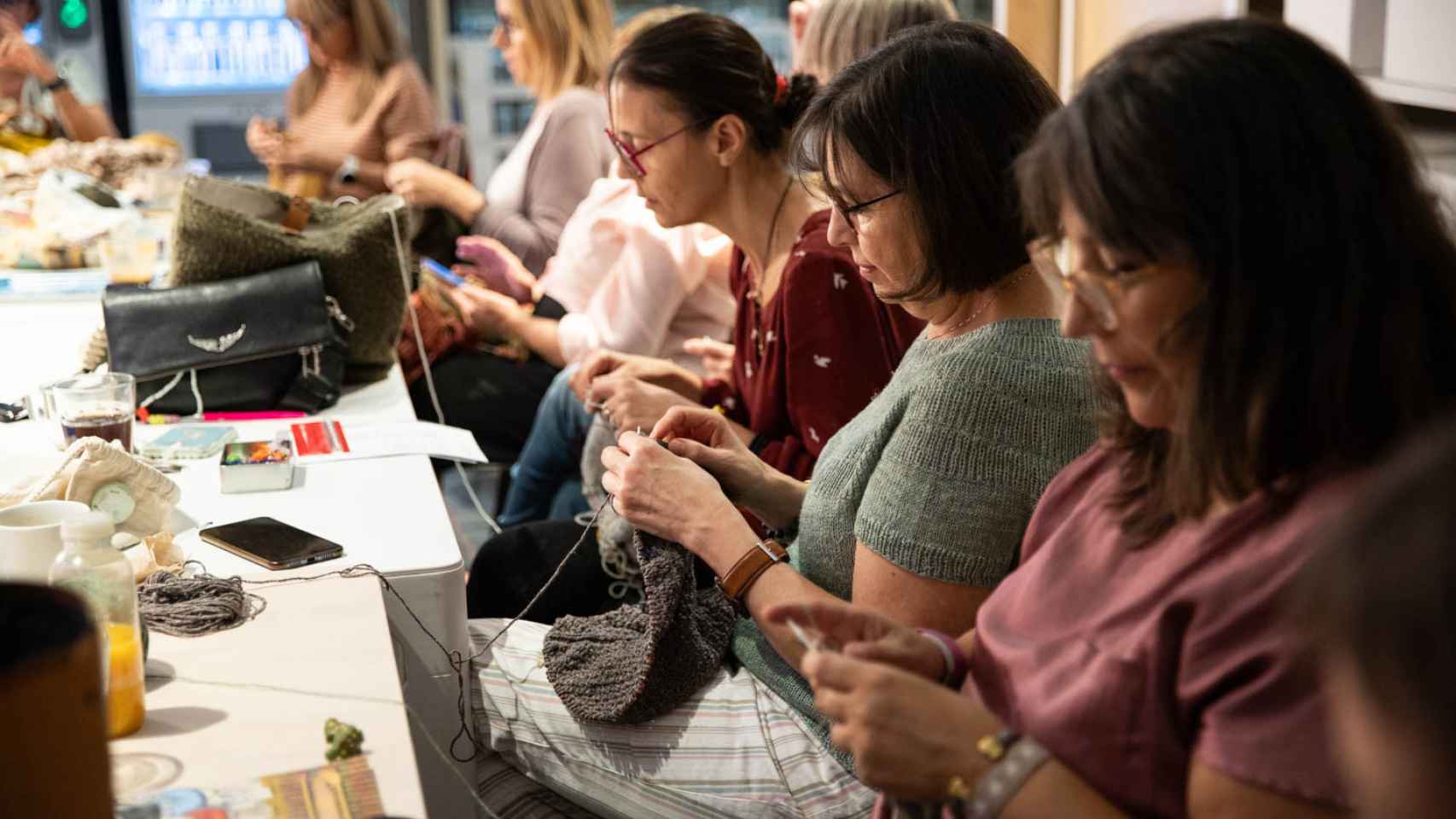 Las Tejeamigas del Vallès en una de sus quedadas en el Ikea de Sabadell / GALA ESPÍN