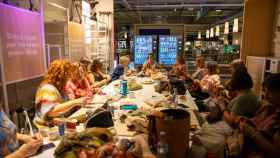 El club de costureras del Ikea de Sabadell durante una de sus reuniones / GALA ESPÍN