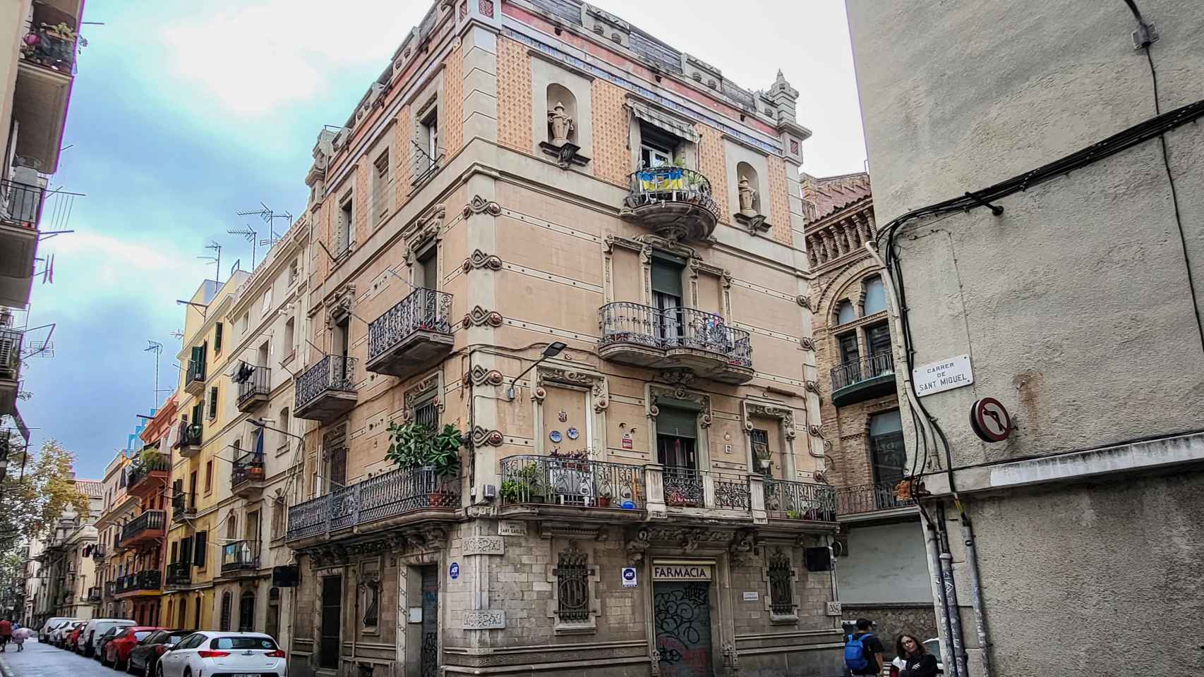 El edificio de Barcelona con tres fachadas diferentes / INMA SANTOS