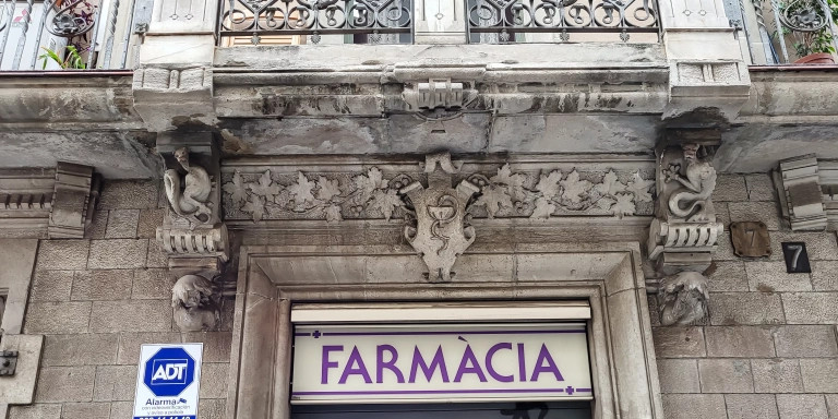 La farmacia que ocupa la planta baja del peculiar edificio de la Barceloneta / INMA SANTOS