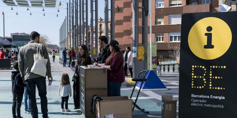 Un punto de información de la eléctrica de Colau, en Barcelona / TWITTER BARCELONA COMERÇ