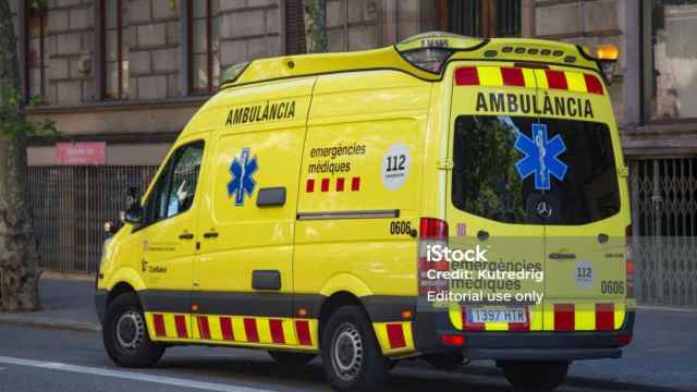 Un motorista choca contra una ambulancia