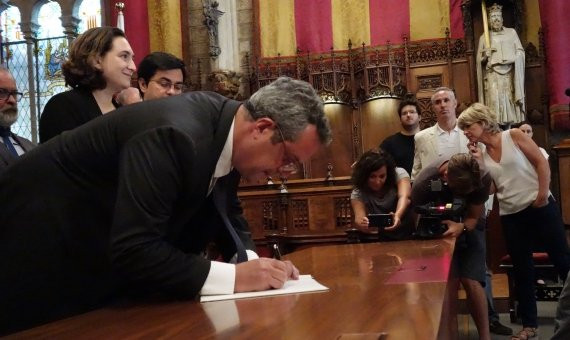 El conseller de Interior, Joaquim Forn, firma en el libro de condolencias / DGM