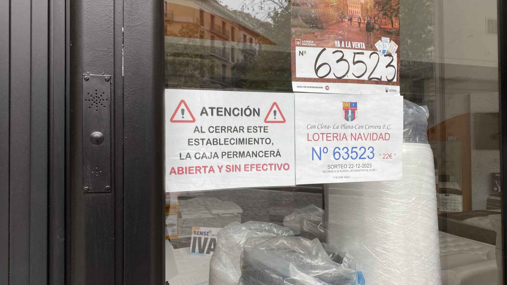 Cartel para evitar robos en la tienda 'Sueños Descans' de la calle València con Girona en Barcelona