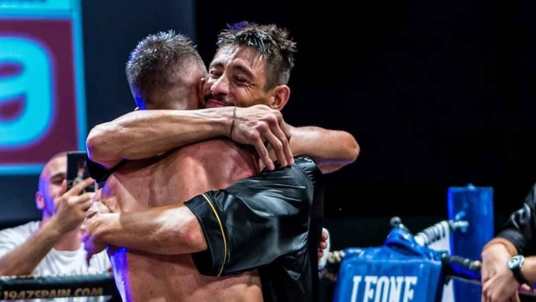 El ahora entrenador Jordi Calvet abrazando a uno de sus peleadores tras un combate de kick boxing