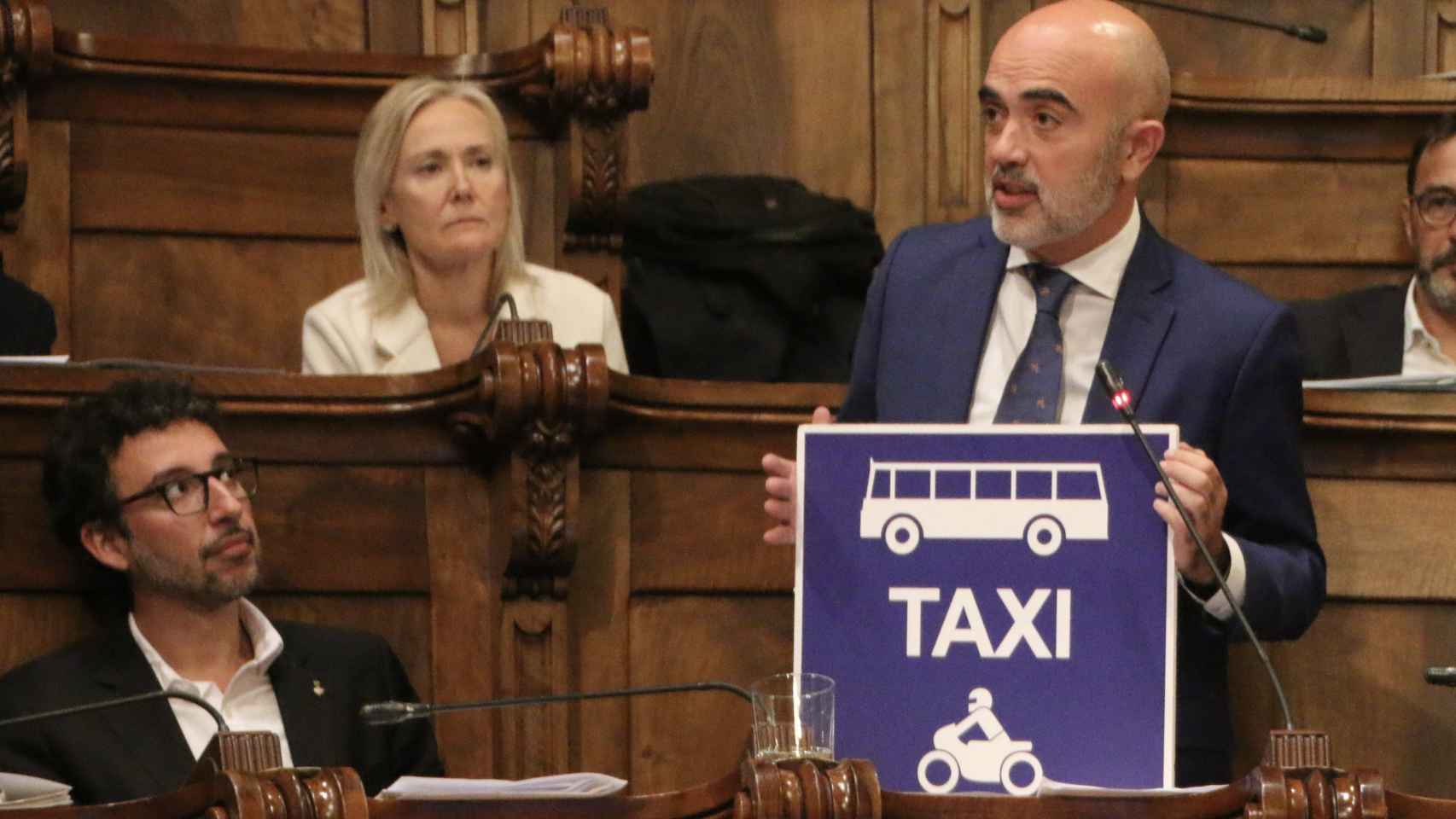 Daniel Sirera exhibe una señal de carril bus/taxi/moto en el pleno de Barcelona