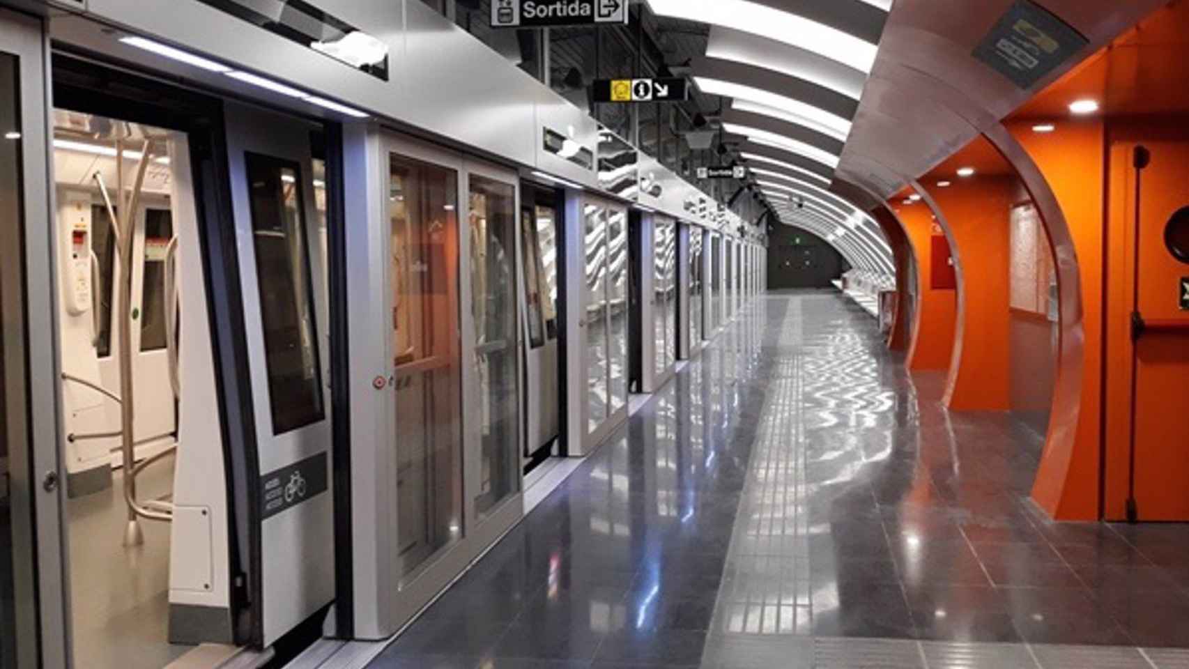 Un convoy de metro en una estación de la L10 Sud