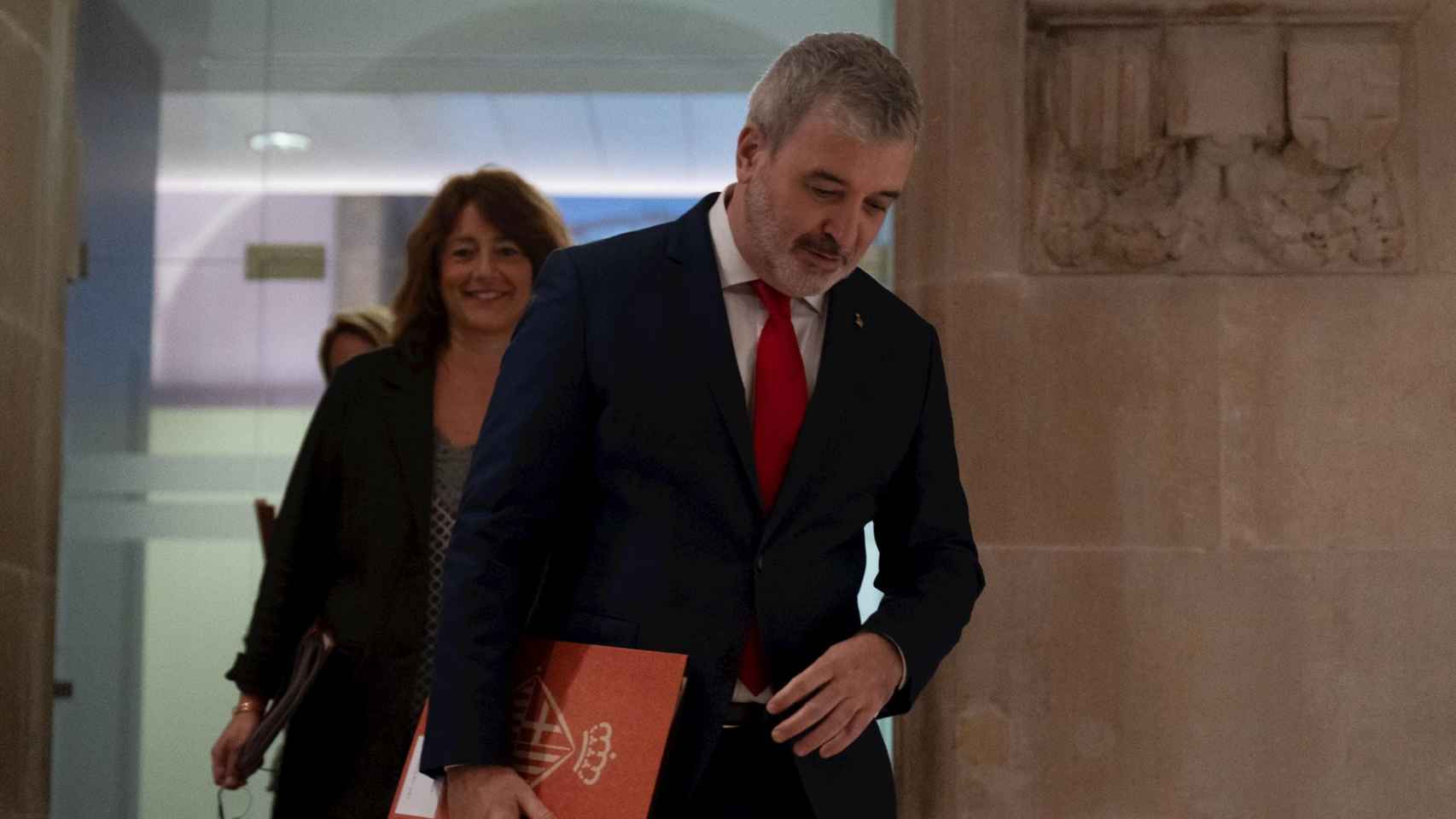 Jaume Collboni, alcalde de Barcelona, tras el pleno del Ayuntamiento, junto a Laia Bonet