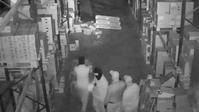 Ladrones robando en una nave industrial