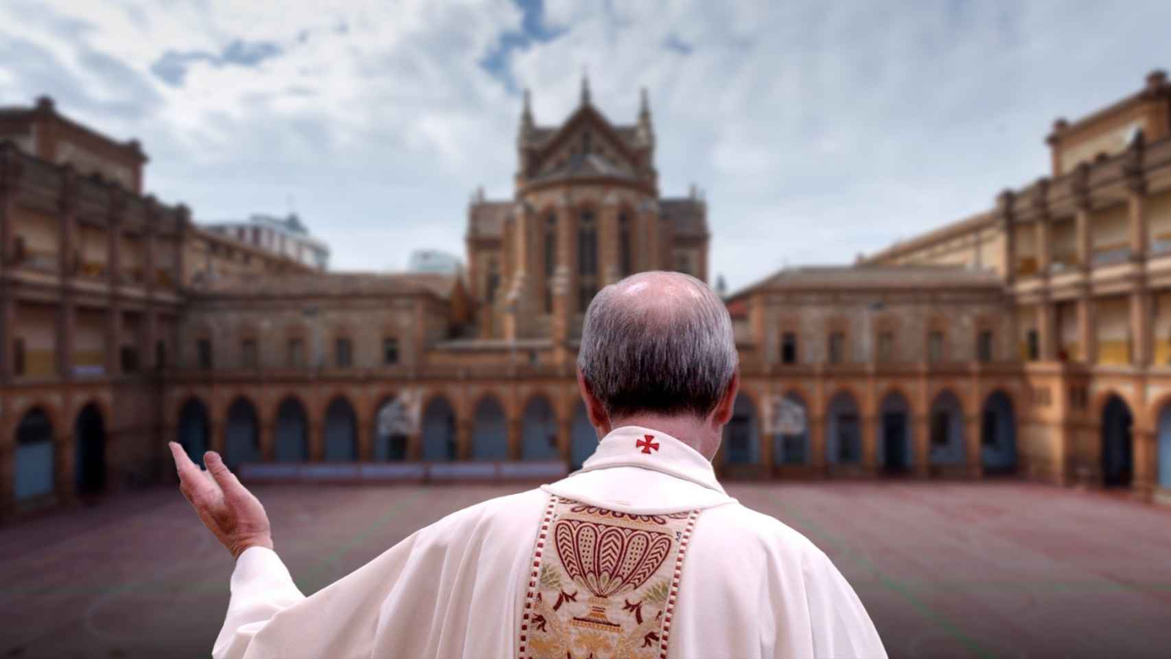 Fotomontaje de un sacerdote y una escuela religiosa de Barcelona