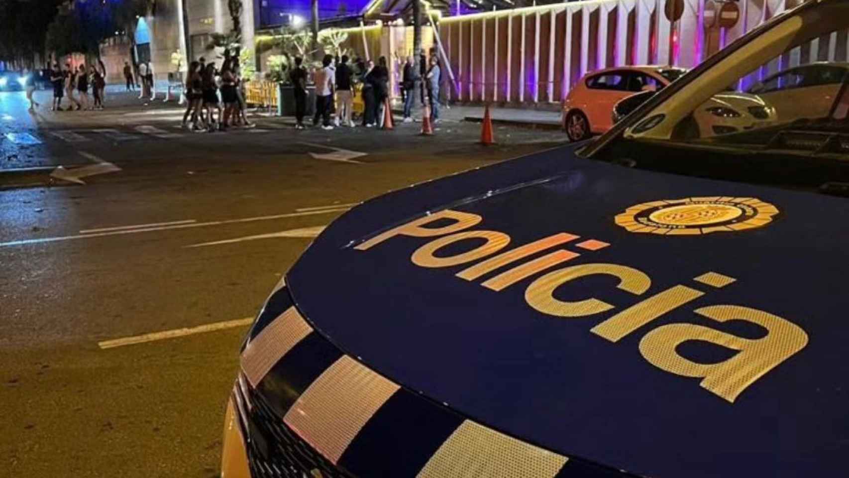 Un vehículo de la Guardia Urbana frente a la discoteca Titus de Badalona