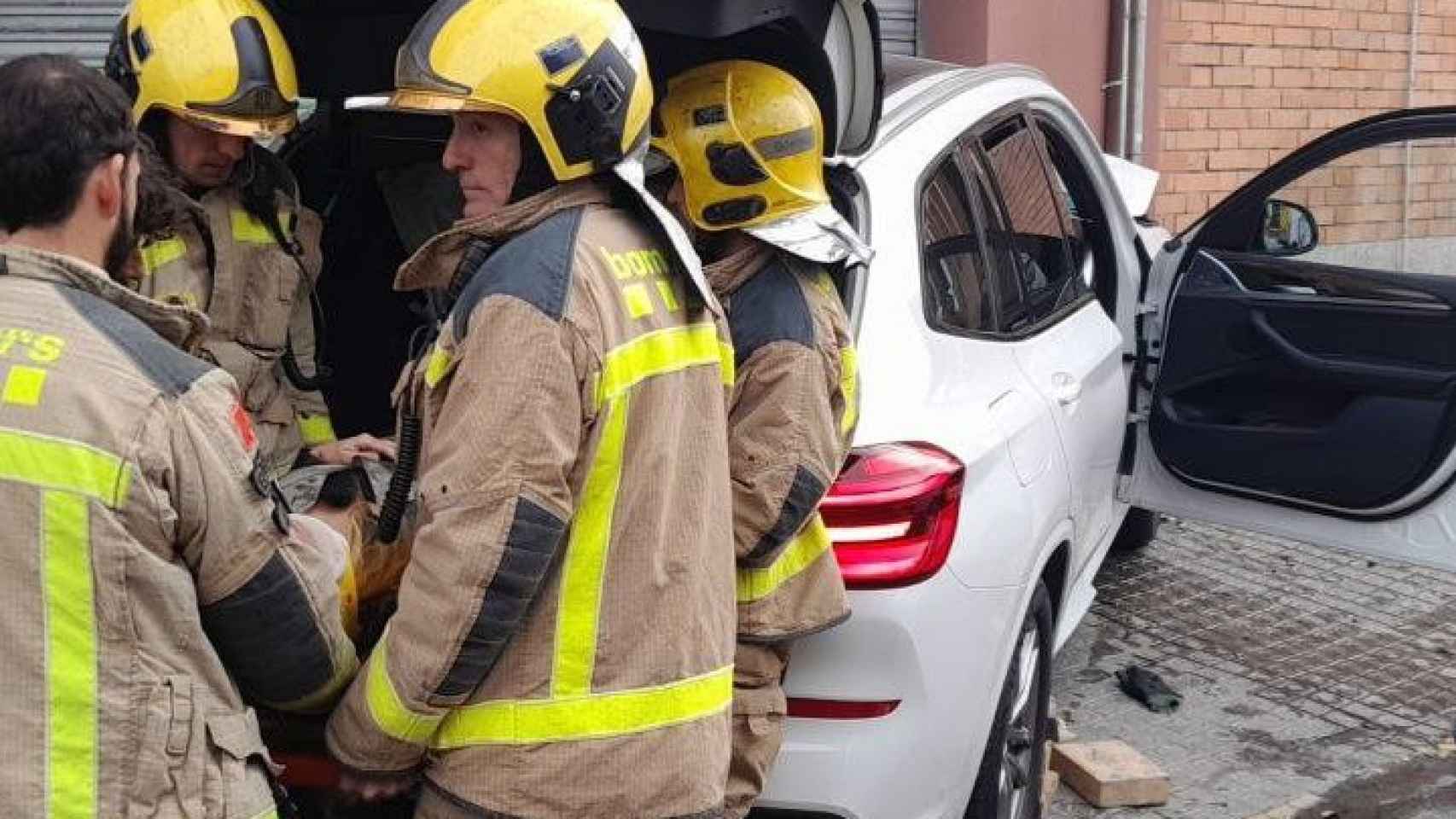 Grave accidente en L'Hospitalet de Llobregat con varios vehículos implicados