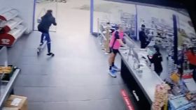 Un ladrón en el momento del robo del patinete en Sant Adrià