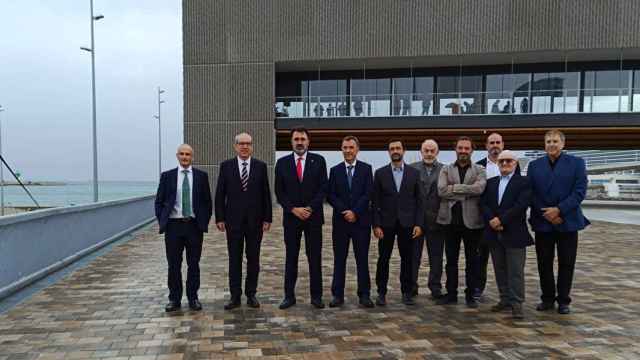 El presidente del Puerto de Barcelona, Lluís Salvadó, en la nueva rambla y con el Edificio Mirador en el fondo