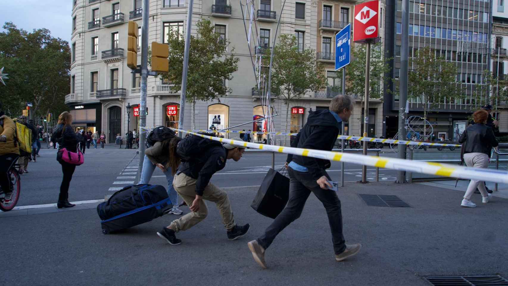 Varias personas se saltan el cordón policial para acceder al metro en Barcelona