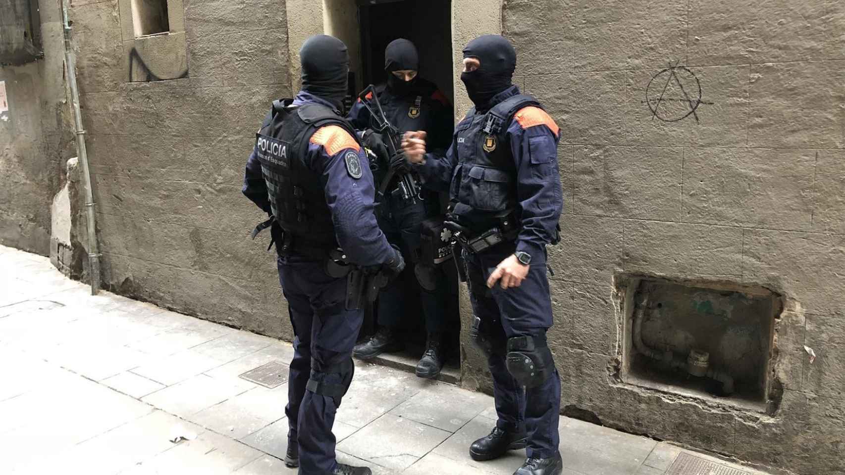 Tres agentes de los Mossos d'Esquadra en una calle de Barcelona