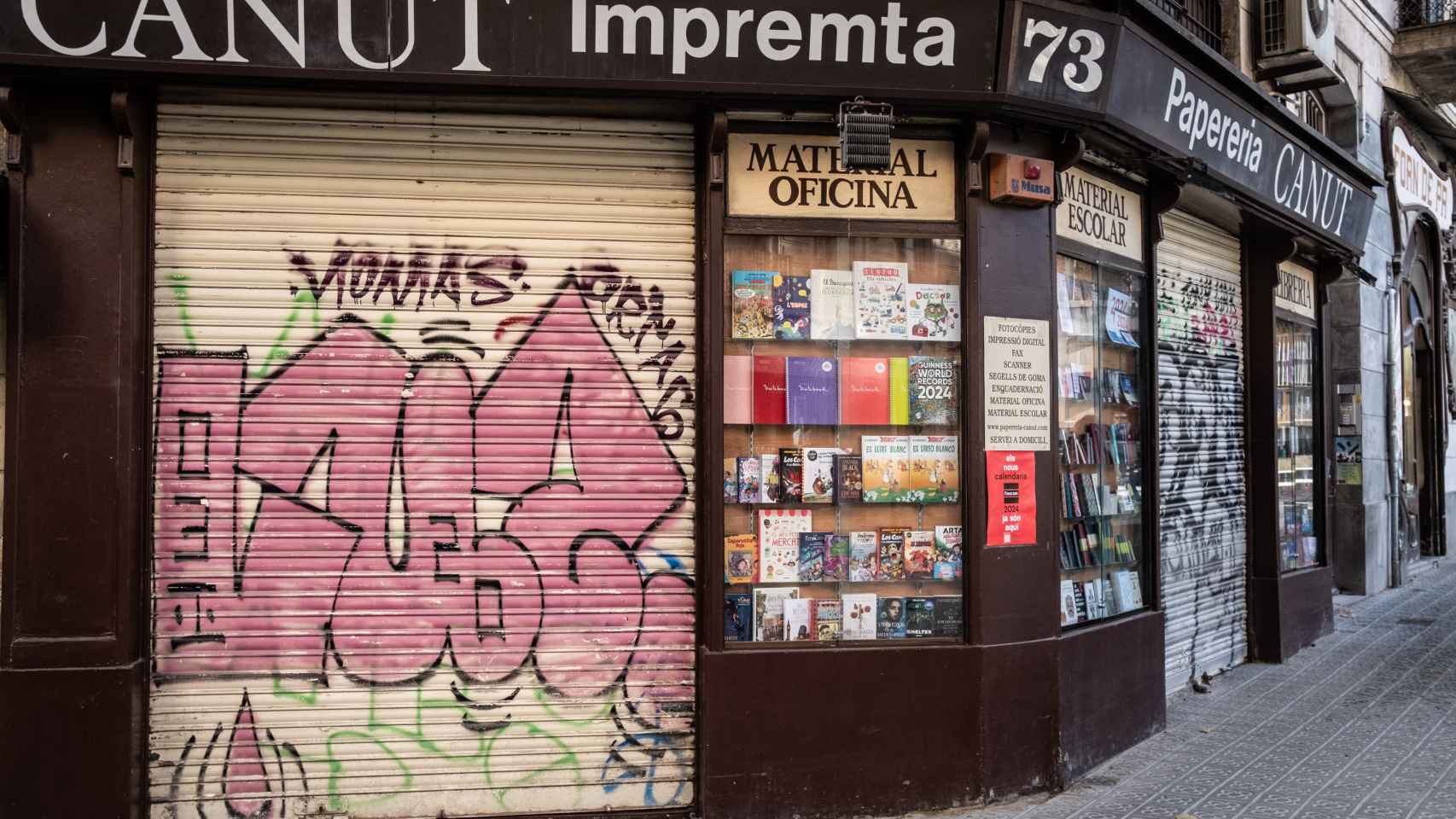 Persiana grafiteada de la Papereria Canut, en la Dreta del Eixample de Barcelona