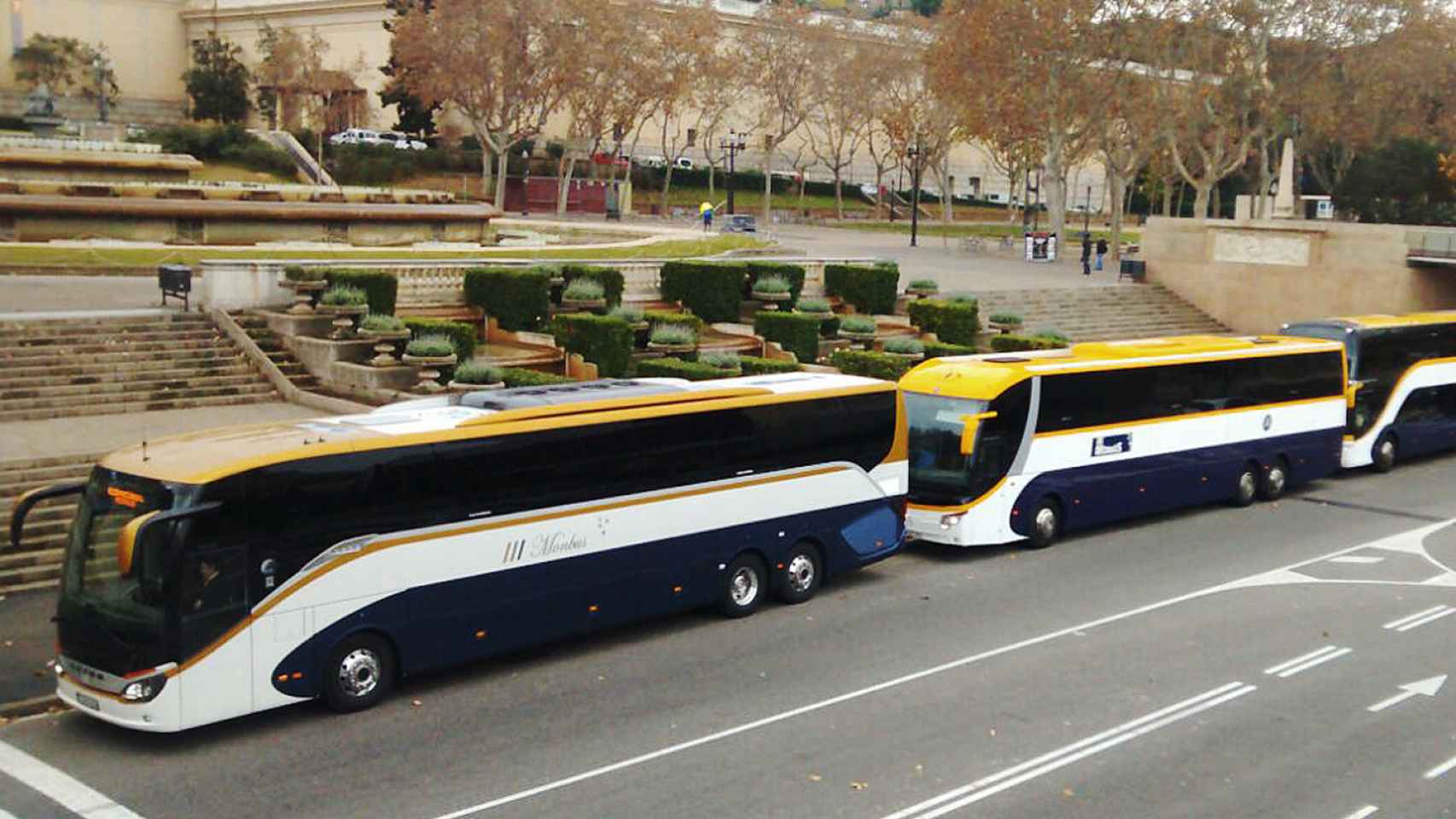Una flota de autobuses de Monbus en Barcelona