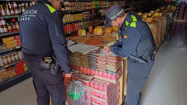 Agentes municipales en el supermercado intervenido