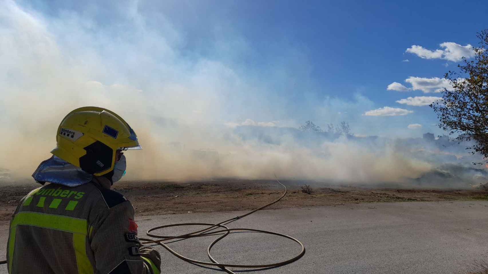 Imagen de uno de los bomberos que trabaja para extinguir el incendio en Martorell