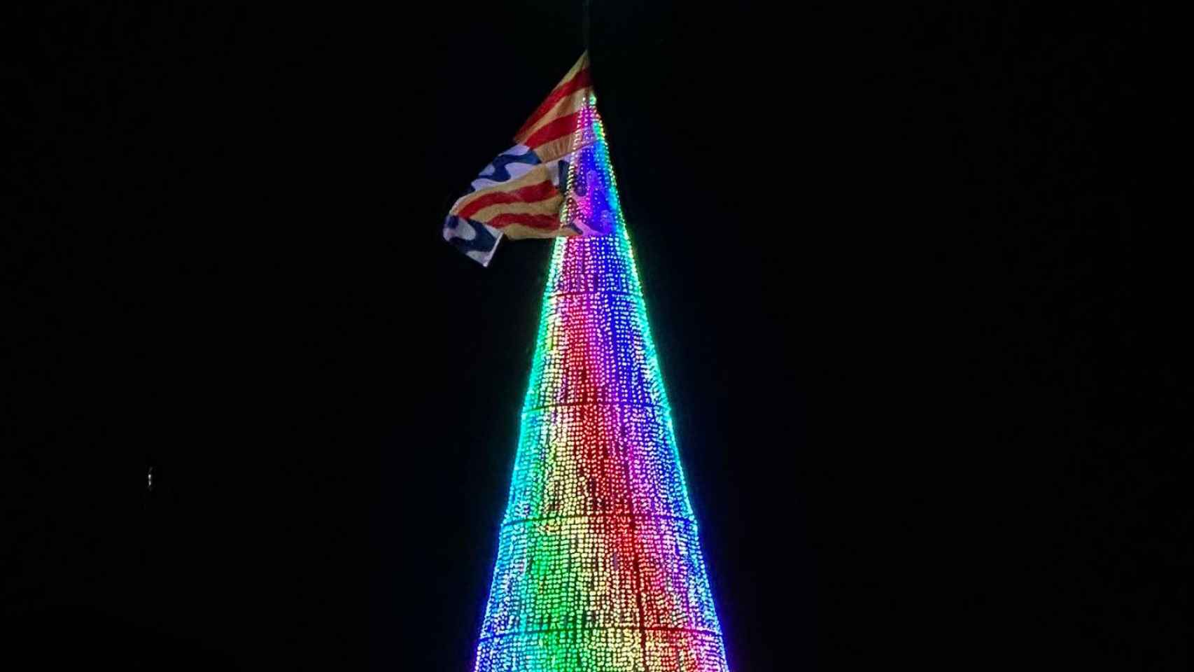 Árbol de Navidad de Badalona con las luces encendidas