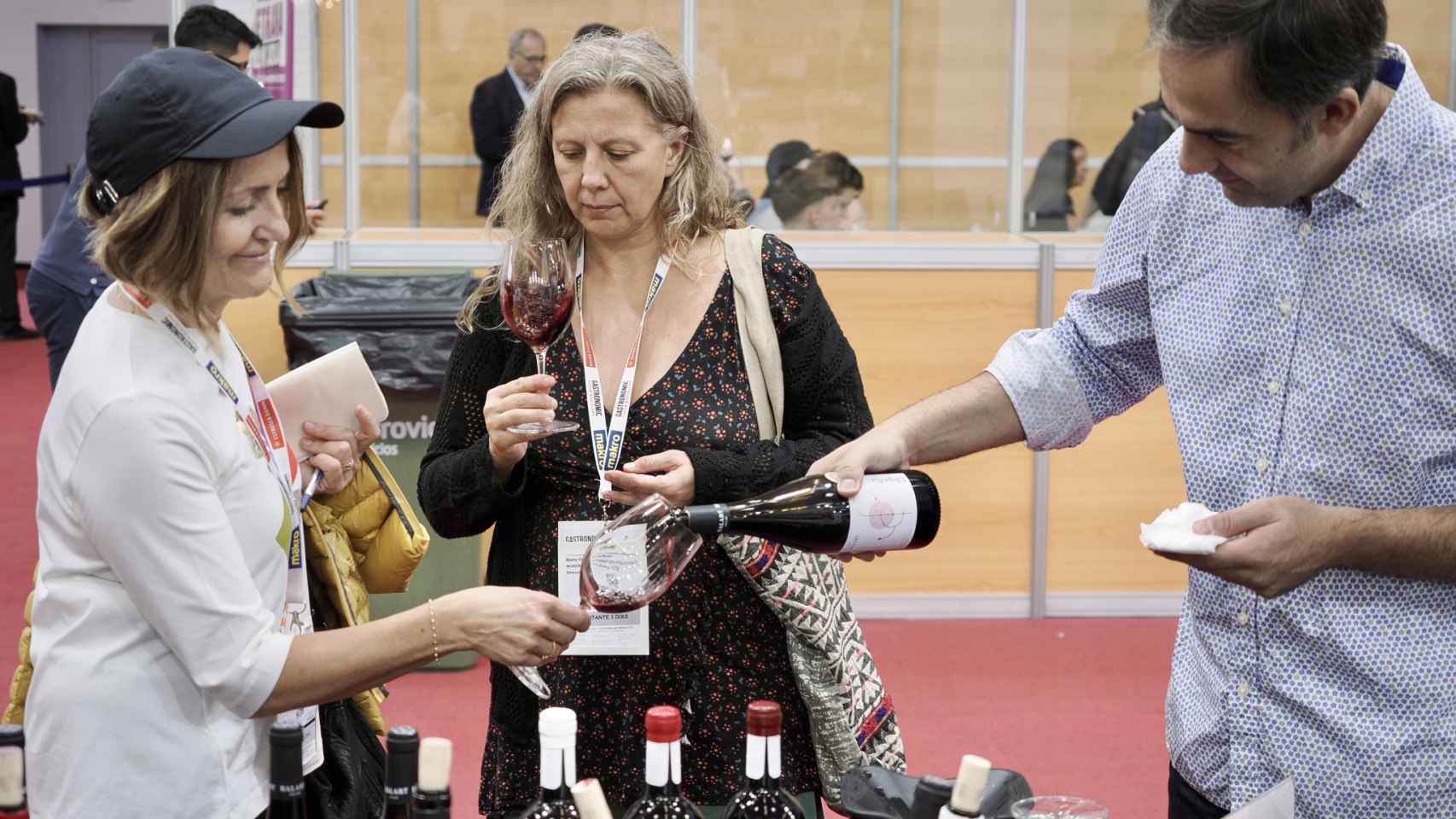 Visitantes del Gastronomic Forum Barcelona haciendo una cata de vinos