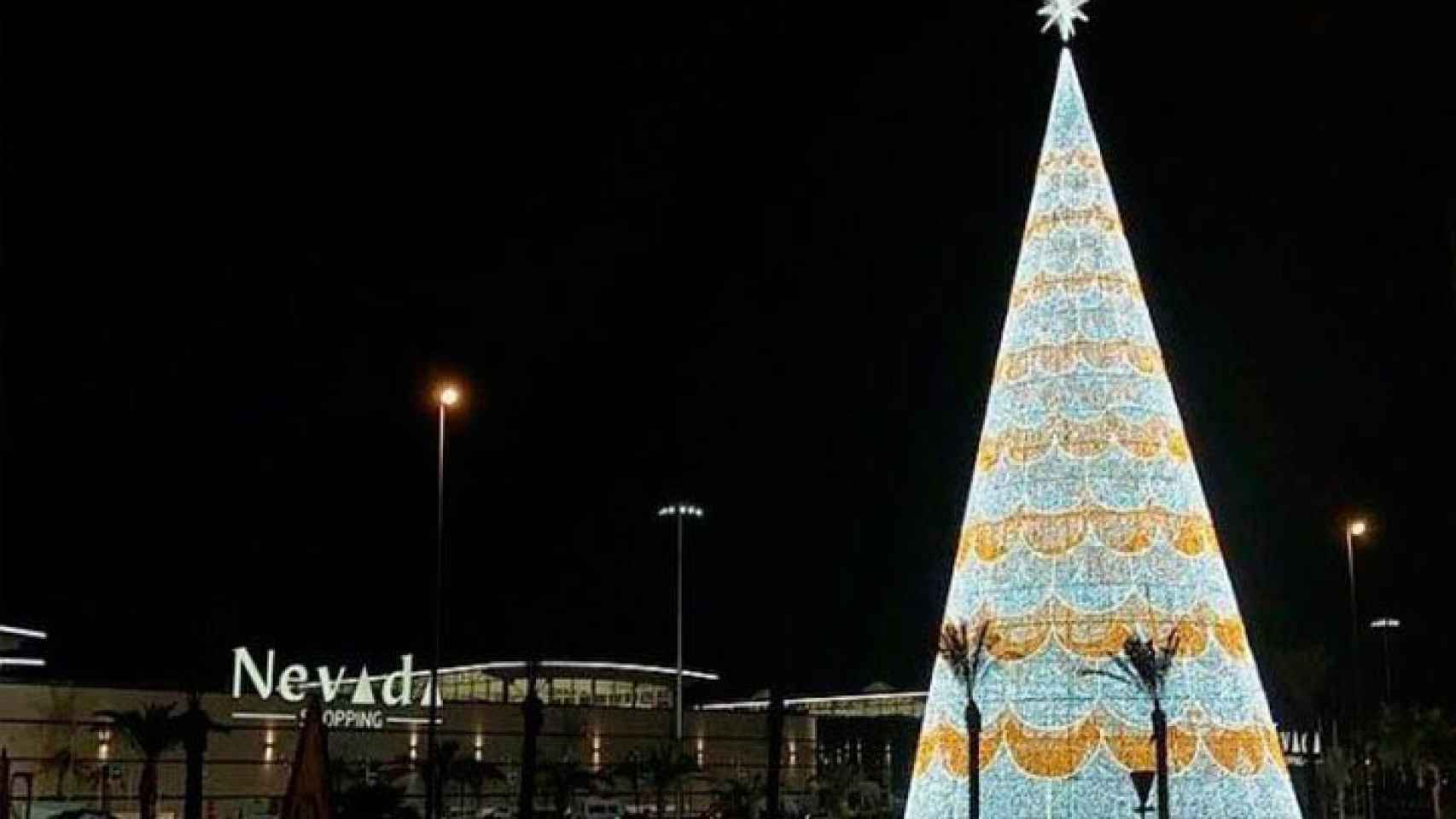 El árbol de Navidad de un centro comercial de Granada