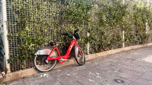 Una bicicleta de Bicing abandonada en La Mina de Sant Adrià