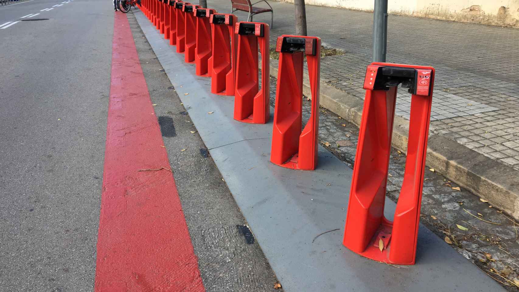 Escasez de bicicletas en la parada de la calle de John Maynard Keynes