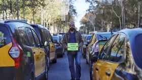 Un taxista protesta con un cartel para pedir justicia para Carlos, el taxista fallecido