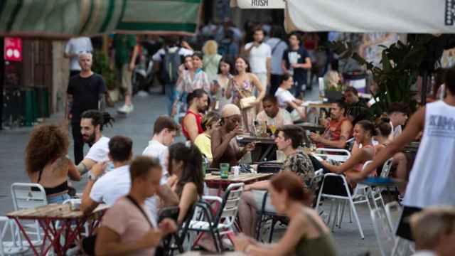 Clientes hablan en una terraza de un bar en Barcelona