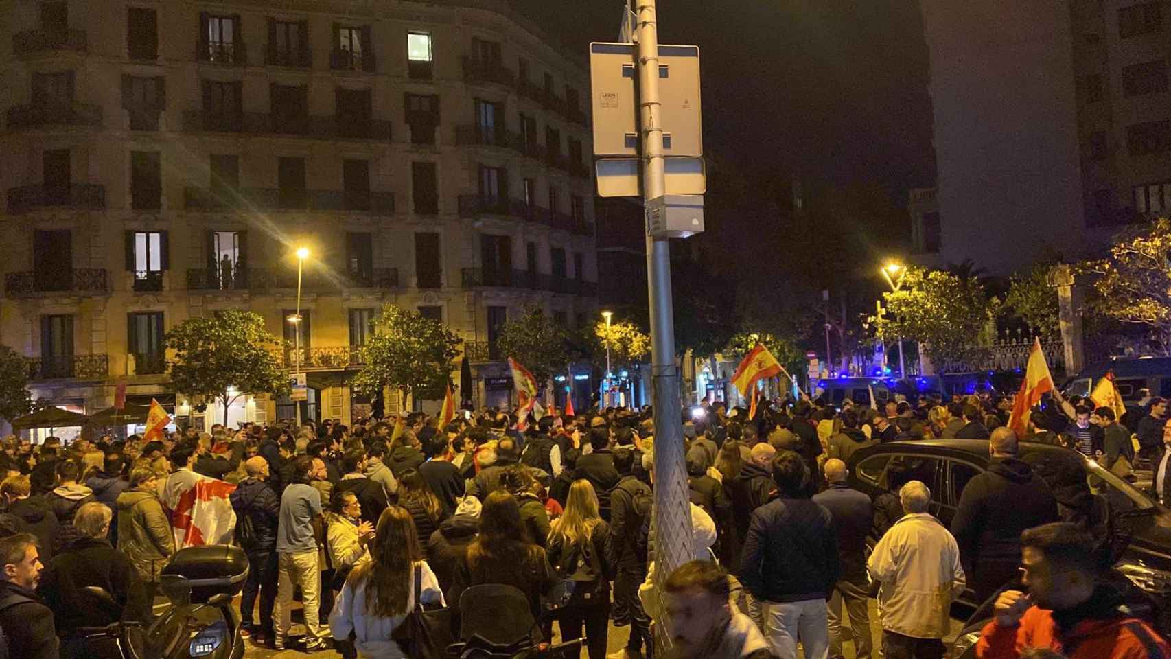 Algo más de 300 personas se concentran frente a la Delegación del Gobierno en Barcelona