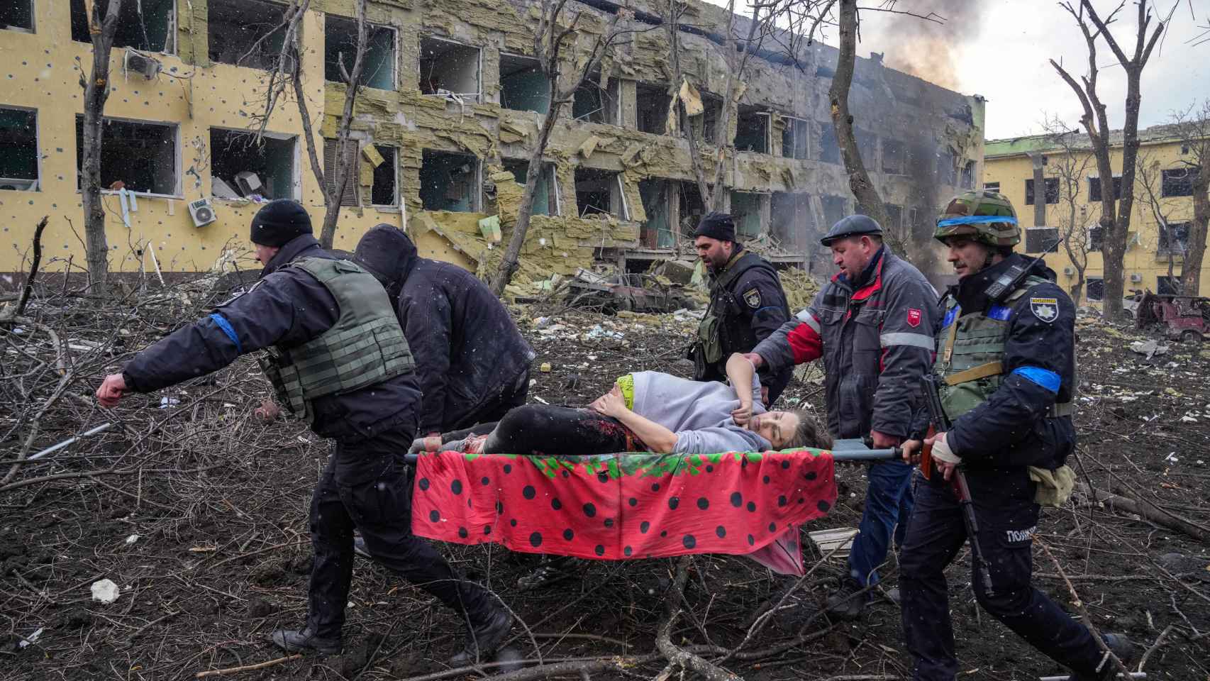Fotografía del Año, del ucraniano Evgeniy Maloletka - Ataque aéreo al hospital de maternidad de Mariupol