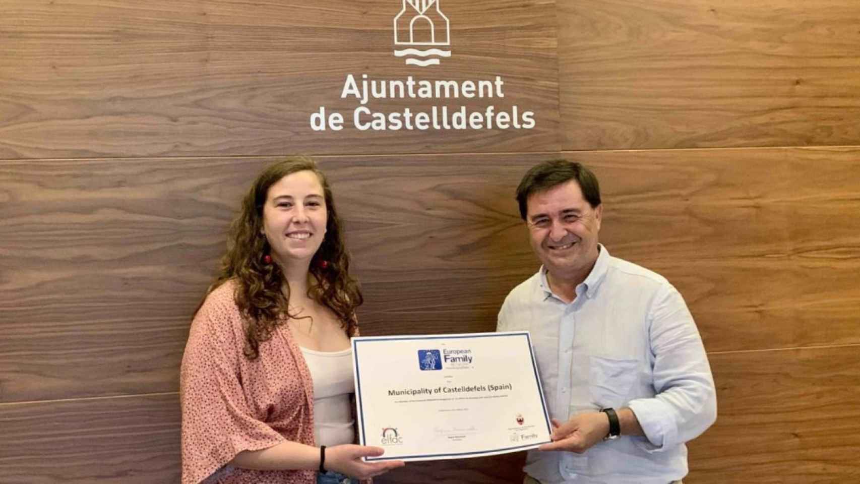 Raúl Sánchez entrega el diploma de miembro de la Red Europea de municipios 'Family-Friendly' al Ayuntamiento de Castelldefels