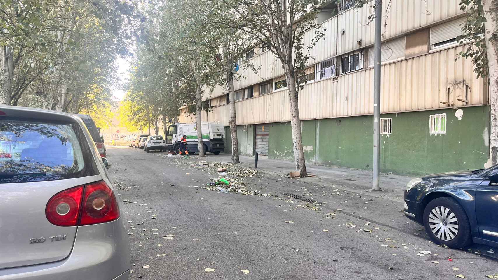 La brigada municipal recoge la basura en la calle de las Estrelles de La Mina