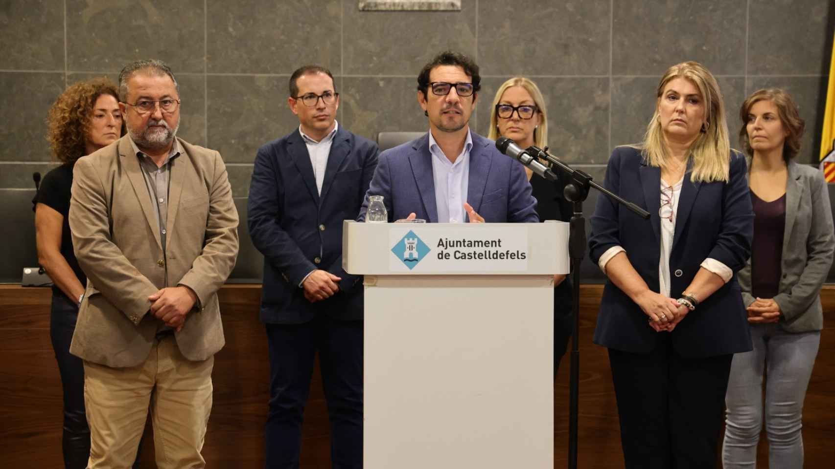 El alcalde de Castelldefels Manu Reyes, acompañado por sus concejales del equipo de gobierno
