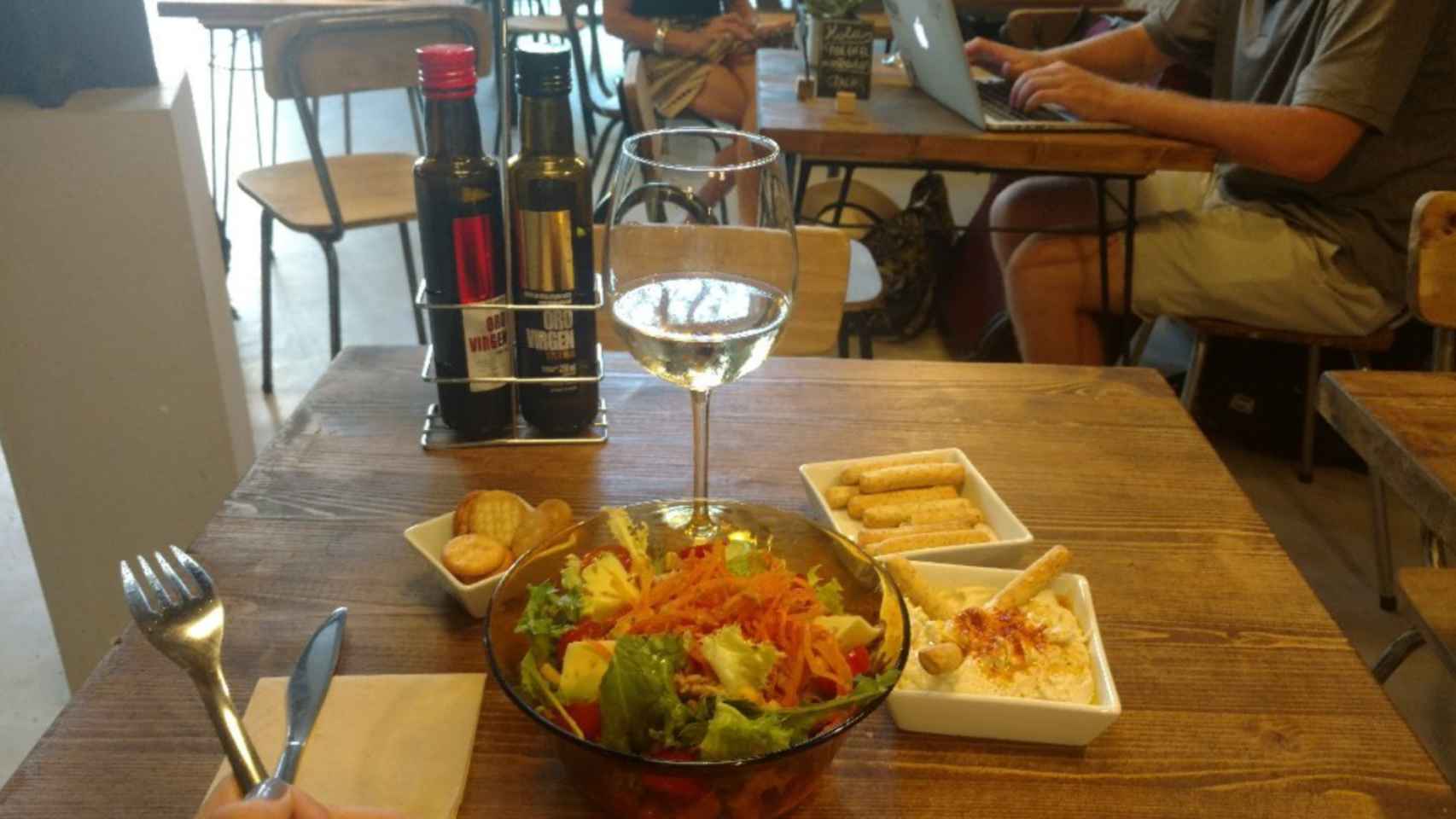 Ensalada y hummus en La Bar de Barcelona
