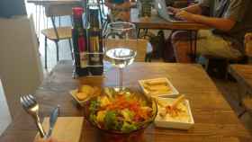 Ensalada y hummus en La Bar de Barcelona