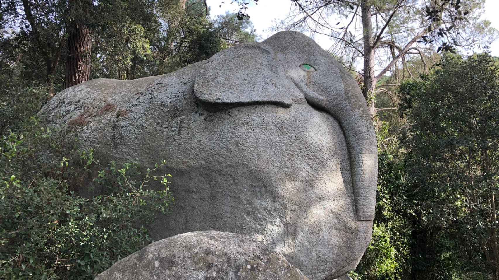 Escultura del elefante en el boque de Òrrius