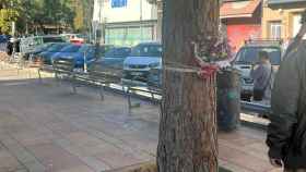 Un árbol de Pep Ventura adornado con flores en honor a Denis