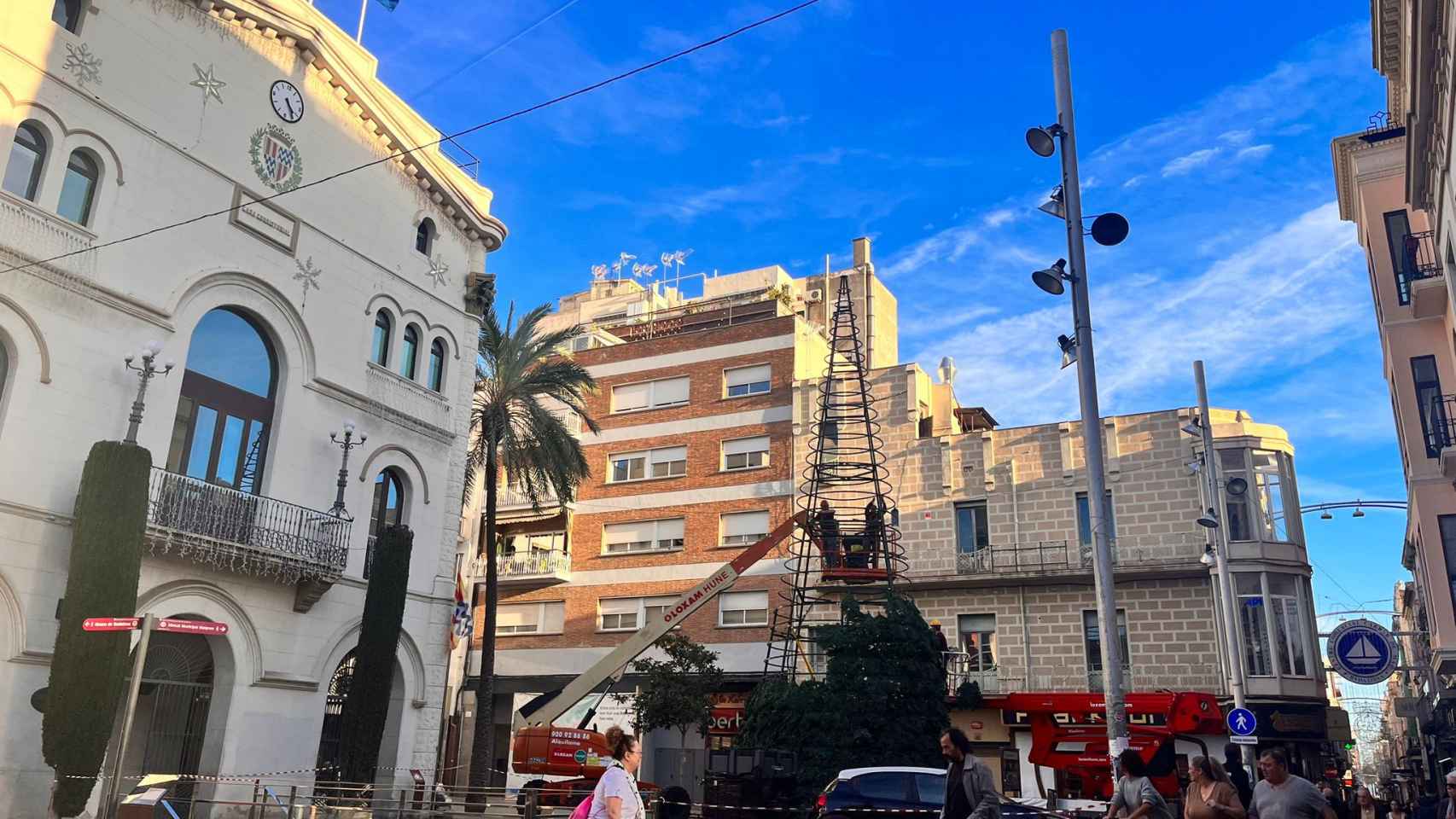 Montaje del árbol de Navidad de la plaza de la Vila de Badalona