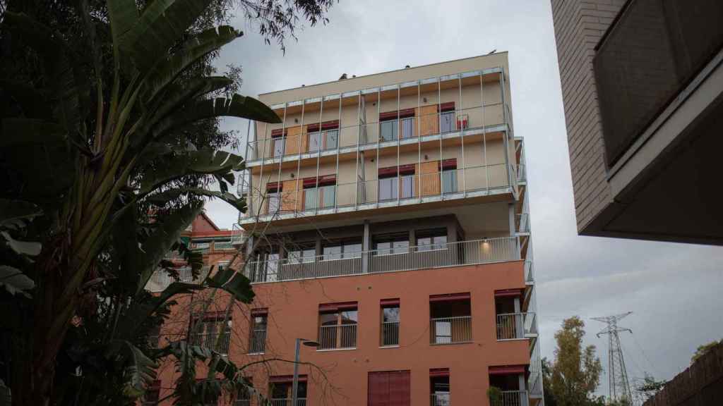 Fachada del edificio de las viviendas cooperativas de Cirerers en Nou Barris en una imagen de archivo