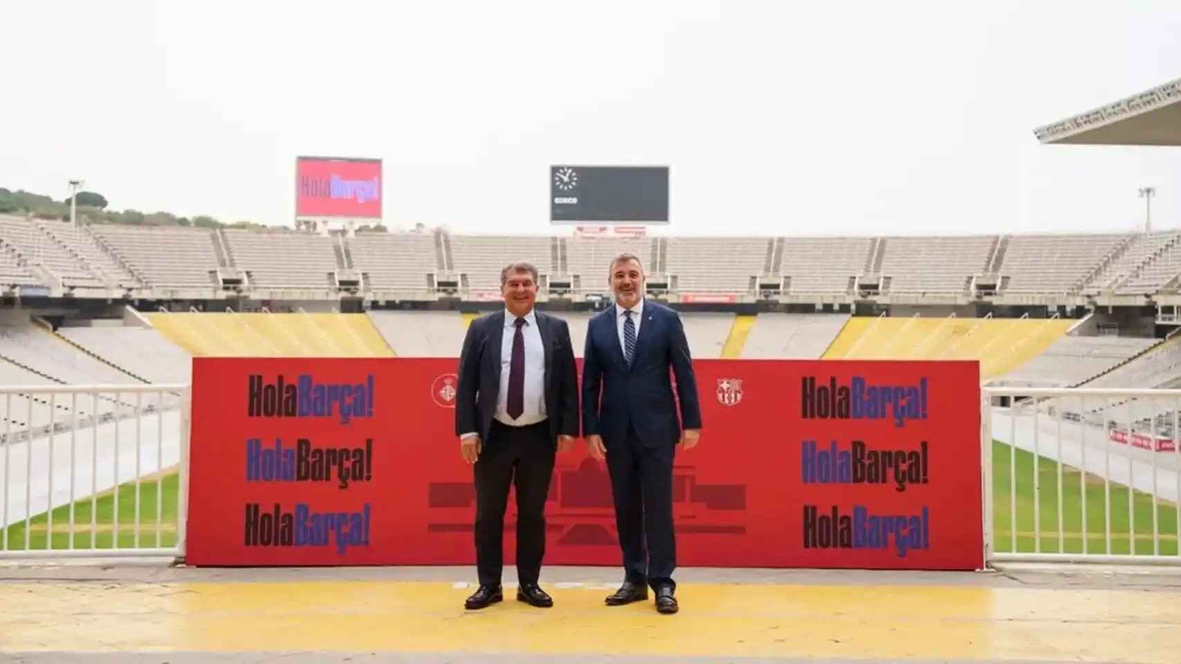 El presidente del FC Barcelona, Joan Laporta, junto al entonces exprimer teniente de alcalde de Barcelona, Jaume Collboni, tras formalizar el acuerdo para que el equipo compita en Montjuïc