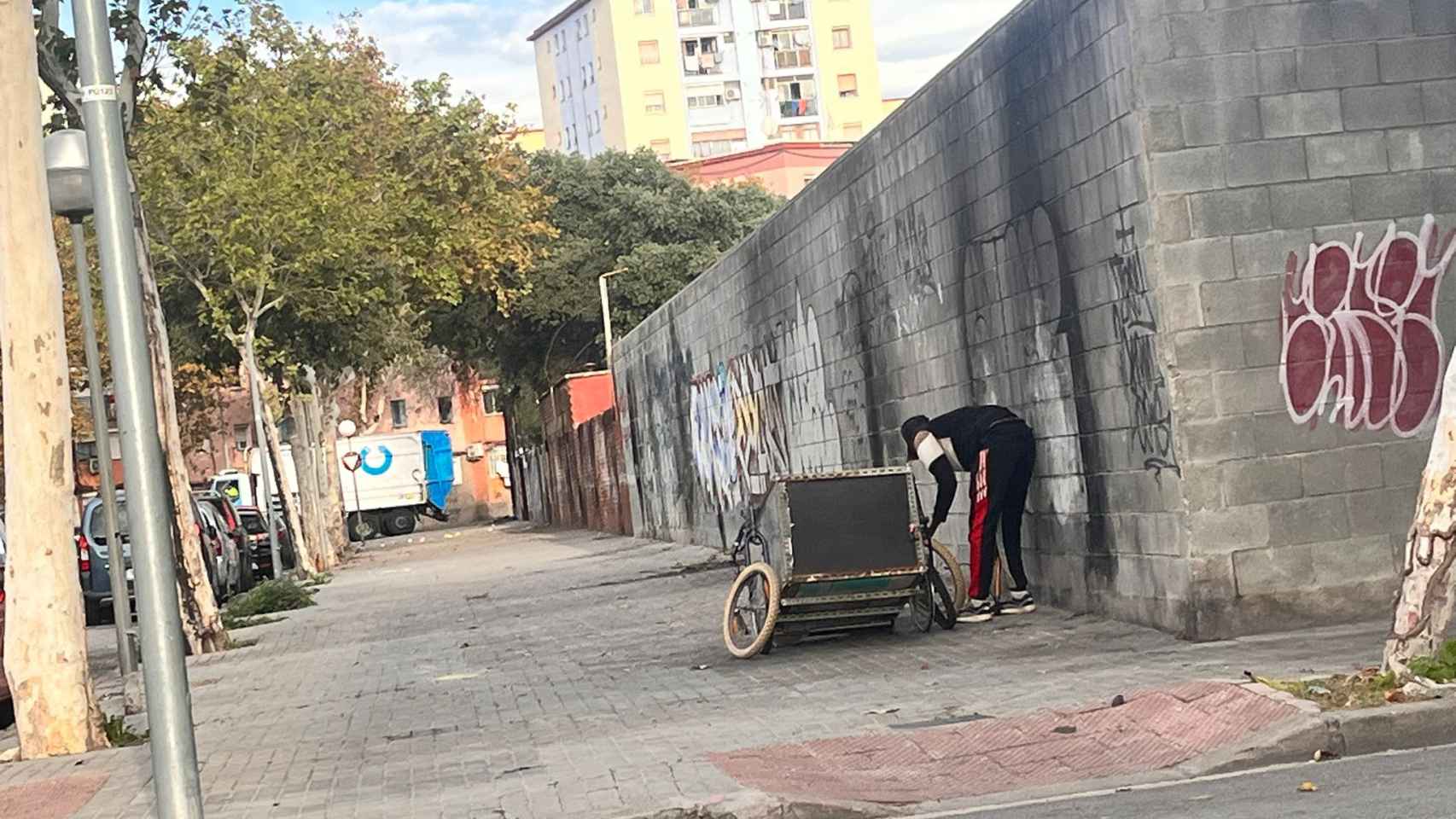 Uno de los ocupantes del antiguo B-9 recogiendo chatarra